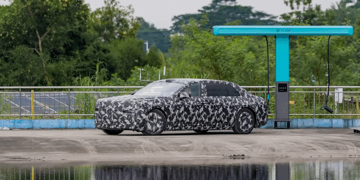 A BYD Yangwang szedánja egy BYD-töltőállomáson
