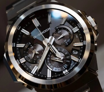 Közelkép a fekete számlapos Casio G-Shock GST-W1000D-1A-ról, amelyen láthatók a három kis számlap, a fénylő órajelölők, a csiszolt mutatók és a többféle felületkezelésű rozsdamentes acél keret.