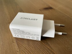 A mellékelt 20 wattos tápegység