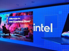 Egy nagy LED-fal a müncheni Intel Experience Store-ban (Kép forrása: Benjamin Herzig)