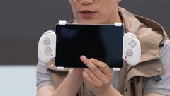 A Redmi Game Controller a Redmi K Pad Android táblagép tartozékaként jelenik meg. (Kép forrása: Redmi)