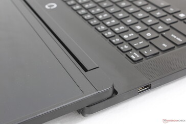 Egyike azon kevés 18 hüvelykes gamer laptopoknak, ahol a fedél teljes 180 fokban kinyitható