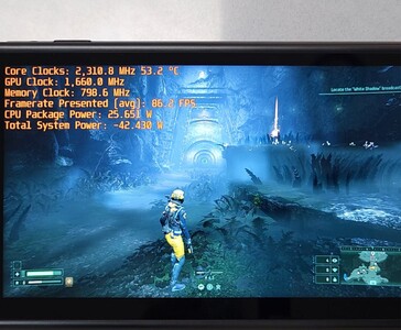A GPD Win 5 GPD-n futó Returnal AMD Ryzen AI Max+ 395-tel, amely 86 FPS teljesítményt mutat 42 W rendszerteljesítmény mellett. (Kép forrása: The Phawx via YouTube)