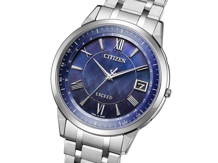 A Citizen Exceed „Morning in the Sacred Forest” Eco-Drive karóra mélykék számlapját finom, erdő ihlette mintázat, csillogó díszítések, ezüstszínű mutatók és órajelölők, valamint a 3 óránál elhelyezett dátumkijelző teszi különlegessé.