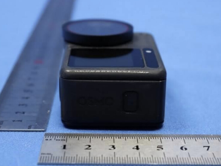 A DJI Osmo Action 6 prototípusa oldalról. (Kép forrása: FCC)