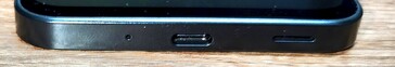 Alul: Mikrofon, USB-C port, hangszóró