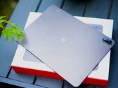 A nagy kapacitású akkumulátor ellenére a készülék vékony marad – bár a OnePlus Pad 4-hez képest észrevehető a súlybeli különbség.