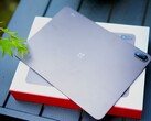 A nagy kapacitású akkumulátor ellenére a készülék vékony marad – bár a OnePlus Pad 4-hez képest észrevehető a súlybeli különbség.
