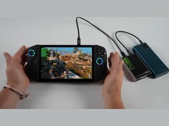 Lenovo Legion Go 2 kézi játék PC, amelyen God of War: Ragnarok fut, Adlink Pocket AI GPU házzal és power bankkal párosítva egy teljesen hordozható, akkumulátorral működő összeállításban. (Kép forrása: ETA PRIME via YouTube)
