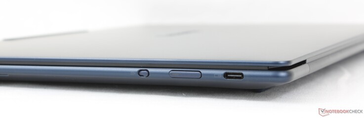 Jobb oldalon: Elektronikus webkamera-zár, bekapcsológomb, USB-C 4.0 DisplayPort 1.4-es csatlakozóval és Power Delivery támogatással