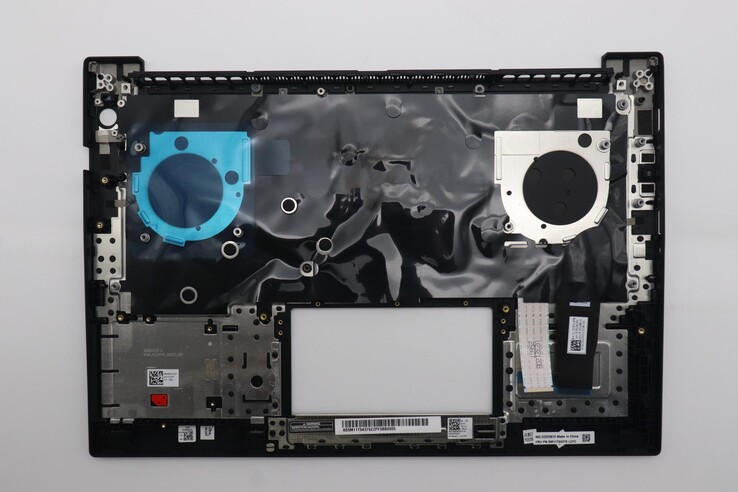 A P14s Gen 6 Intel billentyűzetborítója, amely megmutatja a kis fekete szegecseket, amelyek a billentyűzetet a helyén tartják (kép forrása: Lenovo)