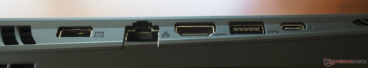 Bal oldal: tápellátás, RJ-45, HDMI 2.1, USB-A 3.2 Gen 2, Thunderbolt 5 (DP 2.1, PD 3.0)