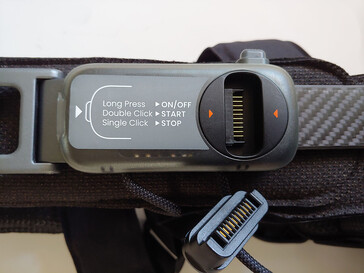 Hátsó vezérlő bekapcsológombbal és csatlakozóval. (Kép forrása: Notebookcheck)