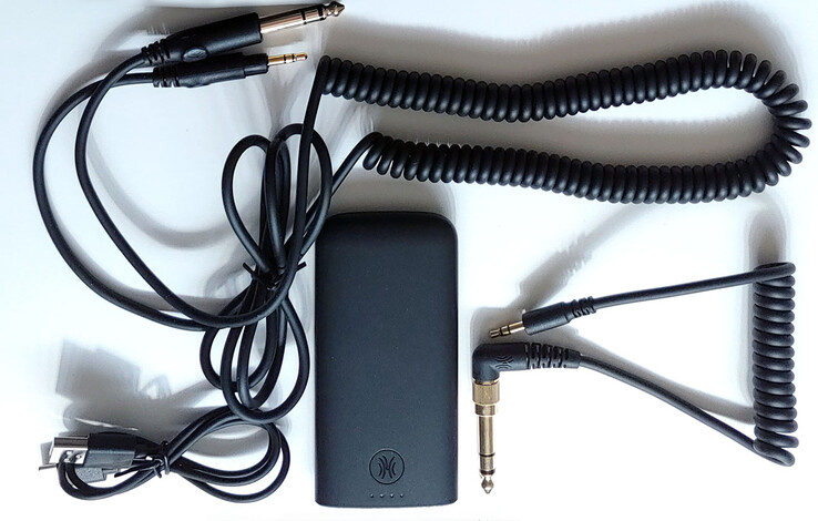 Adókészülék és kábelek. (Kép forrása: Notebookcheck)