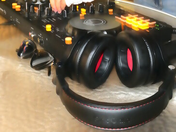 Jól párnázott fülpárnák és fejpánt. (Kép forrása: Notebookcheck)