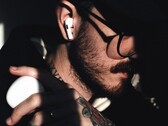 Az AirPods következő generációi közül az egyik Visual Intelligence kamerával lesz felszerelve, amint azt egy macOS-ben felfedezett, kiszivárgott Apple-videó is mutatja.