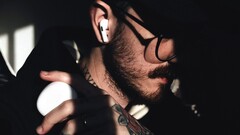 Az AirPods következő generációi közül az egyik Visual Intelligence kamerával lesz felszerelve, amint azt egy macOS-ben felfedezett, kiszivárgott Apple-videó is mutatja.