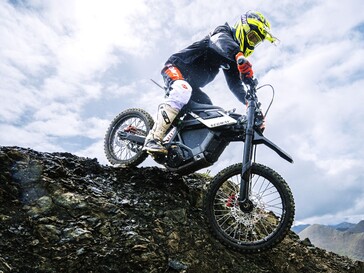 A Segway Xaber 300 egy 300 köbcentiméteres benzinmotoros motorkerékpárhoz hasonló teljesítményt kínál (Kép forrása: Segway)