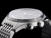 A Timex Marlin Jet Chronograph oldalnézete, amelyen látható a nagy, domború Hesalite üveg, a tachyméter skála, a csiszolt rozsdamentes acél tok, a pumpás kialakítású kronográf nyomógomb, a Jet márkajelzéssel ellátott korona és a rozsdamentes acél karkötő