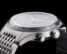 A Timex Marlin Jet Chronograph oldalnézete, amelyen látható a nagy, domború Hesalite üveg, a tachyméter skála, a csiszolt rozsdamentes acél tok, a pumpás kialakítású kronográf nyomógomb, a Jet márkajelzéssel ellátott korona és a rozsdamentes acél karkötő