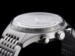 A Timex Marlin Jet Chronograph oldalnézete, amelyen látható a nagy, domború Hesalite üveg, a tachyméter skála, a csiszolt rozsdamentes acél tok, a pumpás kialakítású kronográf nyomógomb, a Jet márkajelzéssel ellátott korona és a rozsdamentes acél karkötő