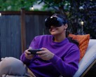A képen a Valve Steam Frame VR-headset és a vezérlő látható