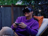 A képen a Valve Steam Frame VR-headset és a vezérlő látható