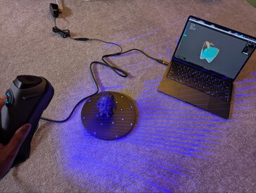 A Sermoon S1 szkennelése a tárgyat keresztvonalas lézerrel és Creality Scan 4 alkalmazással MacBook Air készüléken