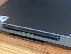 Az aktív toll karcsú kialakítása ugyan jól néz ki, de ergonómiai szempontból nem a legjobb megoldás