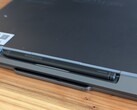 Az aktív toll karcsú kialakítása ugyan jól néz ki, de ergonómiai szempontból nem a legjobb megoldás