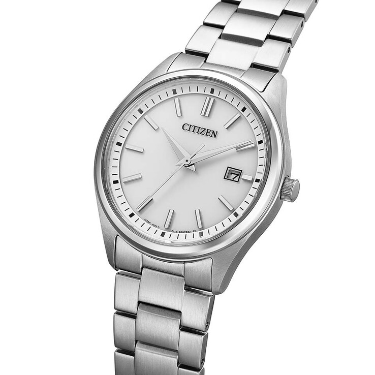 A Citizen BM1350-54A Eco-Drive öltönyóra elölnézete háromnegyed profilból, ezüst számlappal, dátumablakkal a 3 órás pozícióban, rozsdamentes acél tokban és hozzá illő acél karkötővel.