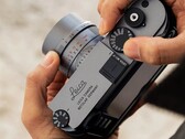 A Leica három fényképezőgépet ad ki újra "fémszürke" színben.