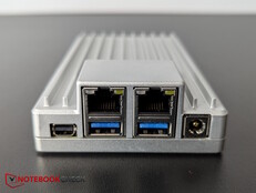 Előlap: 2x 2,5 GbE, 2x USB 3.1, Mini-DP, tápellátás