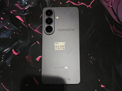 A Galaxy S26 Plus tesztkészülék hátulról.