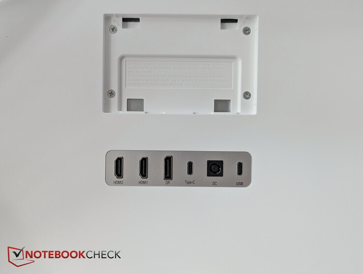 Hátoldal: 2x HDMI, DisplayPort, USB-C, hálózati csatlakozó, USB-C – melyik USB-C csatlakozó támogatja a 90 W-os töltést?