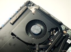 A Titan 18 HX AI kettős ventilátoros hűtőrendszert használ, négy kipufogóval