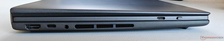 Balra: HDMI 2.1 FRL, USB-C 4.0 Thunderbolt 4 (40 GBit/s, DisplayPort, Power Delivery), 3,5 mm-es hang, USB-C a billentyűzeten (csak töltéshez)