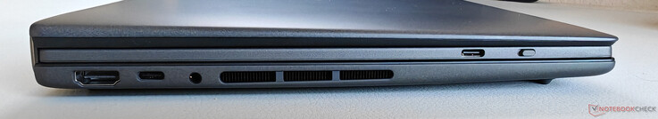 Balra: HDMI 2.1 FRL, USB-C 4.0 Thunderbolt 4 (40 GBit/s, DisplayPort, Power Delivery), 3,5 mm-es hang, USB-C a billentyűzeten (csak töltéshez)