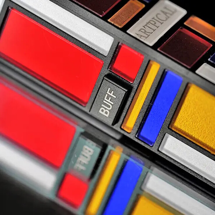 A fejhallgató erősítése a Buff gomb megnyomásával három beállítás közül választható.