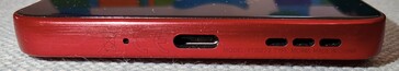 Alul: mikrofon, USB-C port, hangszórók
