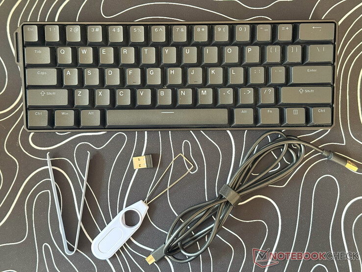 A MonsGeek Fun60 Ultra billentyűzet- és kapcsolóhúzóval, USB kábellel és 2,4 GHz-es dongle-lal érkezik