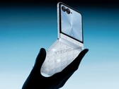 A Motorola a jelek szerint dolgozik egy Swarovski kristályokkal díszített flip-telefonon (Kép forrása: Ytechb)