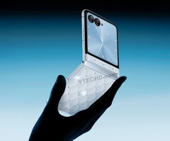A Motorola a jelek szerint dolgozik egy Swarovski kristályokkal díszített flip-telefonon (Kép forrása: Ytechb)