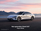 ... és a 2026 Xiaomi SU7 gyöngyházfehér színben.