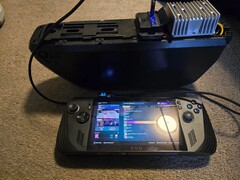 Egy ASUS ROG Ally X csatlakoztatva egy nagy eBike akkumulátorhoz egy DIY feszültség lefokozó átalakítóval, ami egy sikeres, kiterjesztett teljesítményű modot mutat be. (Kép forrása: DoggoLord27 via r/ROGAlly)