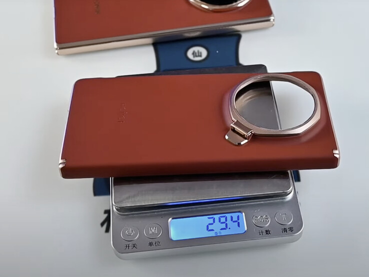 A Honor Magic V5 hivatalos tokja közel 30 g. (Kép forrása: Techtacle)