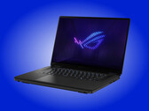 A ROG Zephyrus Duo (2026) GX651 „alap” állapotában nagyon hasonlít a többi 16 hüvelykes gamer laptopra.