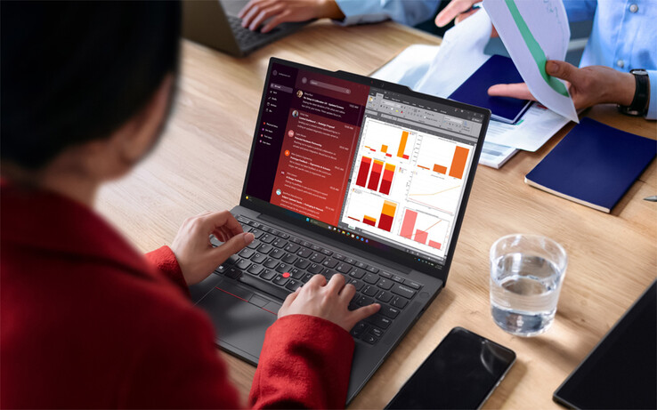 A ThinkPad X13 Gen 7 AMD súlya az 54,7 Wh-s akkumulátorral együtt 987 g-ra emelkedik.