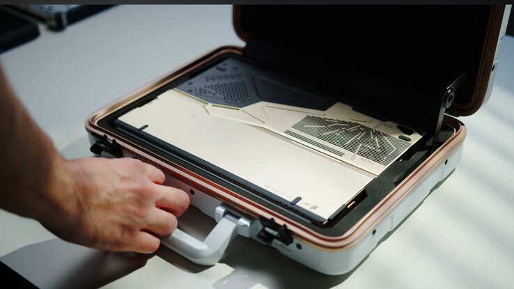 Az Asus ROG Flow Z13 KJP egy díszes tokban érkezik.