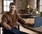 Henry Cavill az íróasztalnál ül, egy Googlebook karnyújtásnyira.